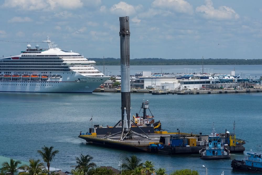 Falcon 9 na barce po wylądowaniu