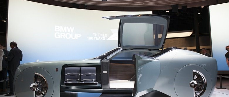 Futurystyczna limuzyna od Roll-Royce’a