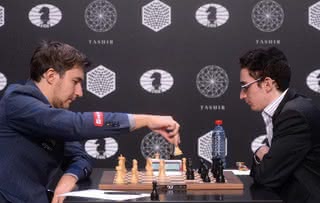 Decydująca partia ostatniej rundy, w której Karjakin (po lewej) pokonał Caruanę